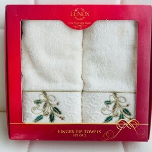 Lenox Holiday Cream and Gold Finger Tip Towels